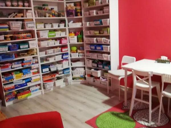 Stolik do pracy z dzieckiem w gabinecie logopedycznym